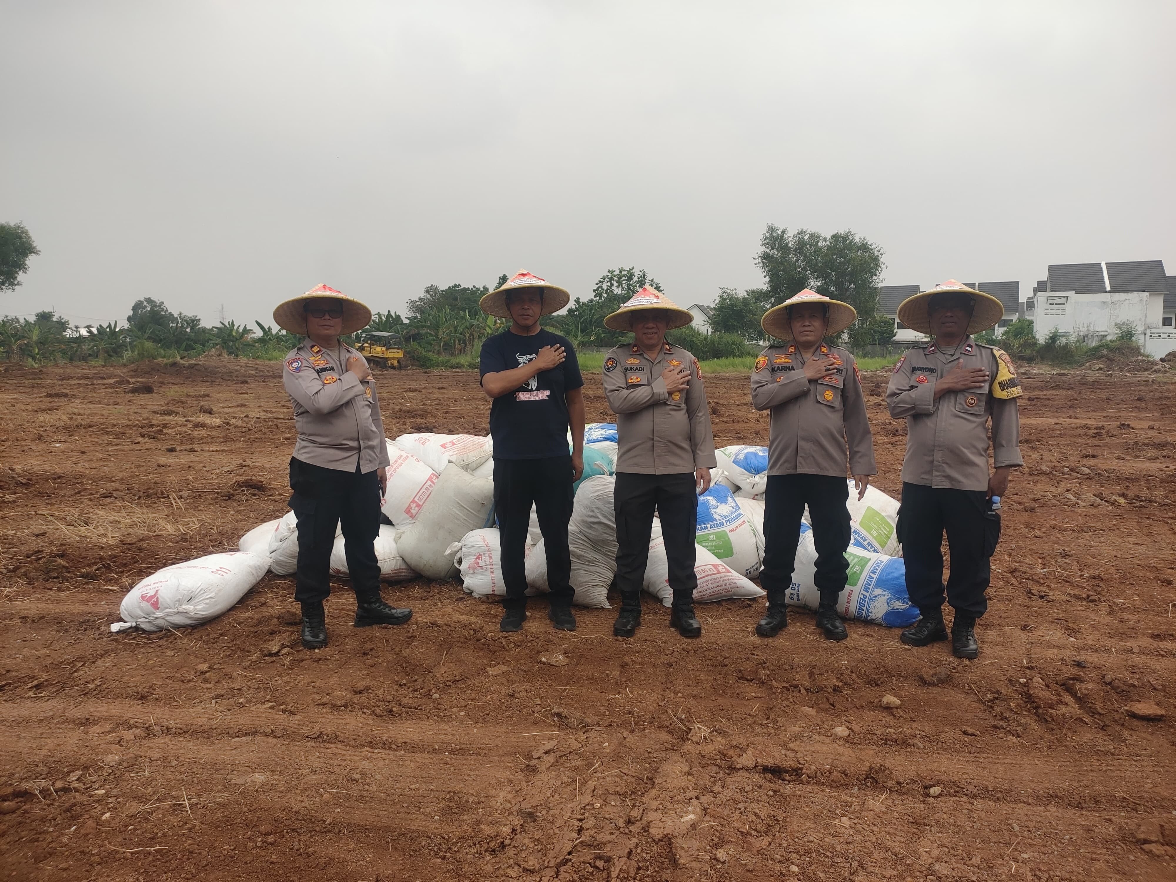 Kapolsek Bantar Gebang Pantau Pengolahan Lahan Jagung untuk Ketahanan Pangan di Padurenan