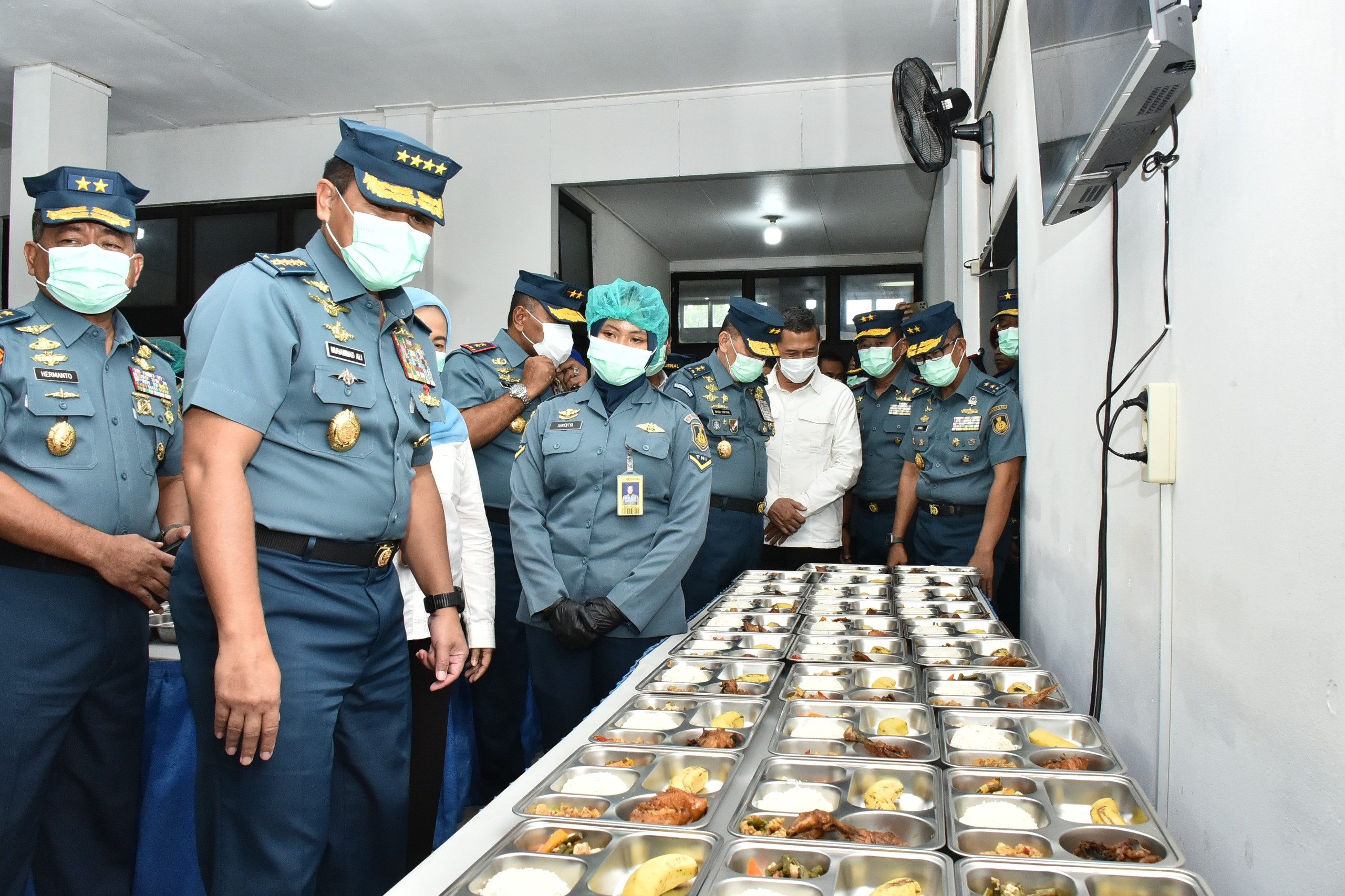 Panglima Kolinlamil Bersama Kasal Tinjau Proses Pengolahan Makan Bergizi Gratis