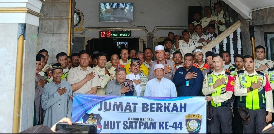 Polri Gelar Kegiatan Jumat Berkah dalam Rangka HUT Satpam Ke-44 di Masjid Al Aqwam