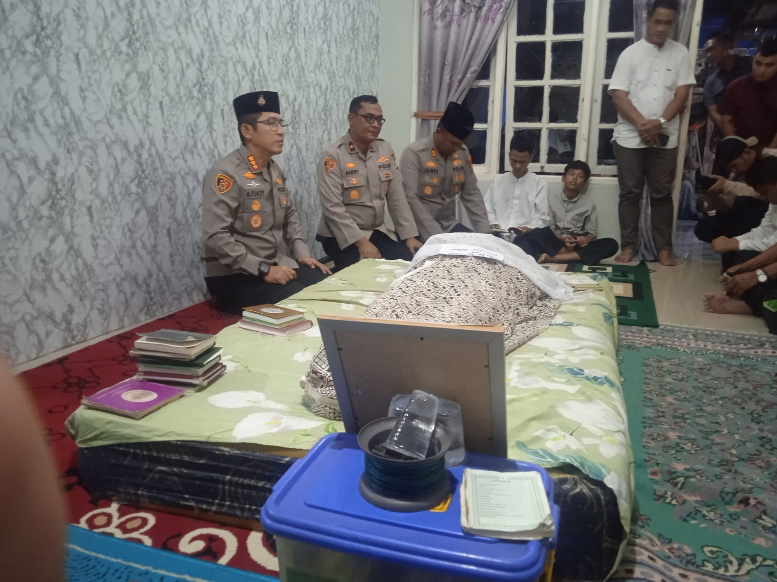 Polres Metro Jakarta Utara Melaksanakan Takziah di Rumah Duka Anggota Polsek Koja yang Meninggal Dunia