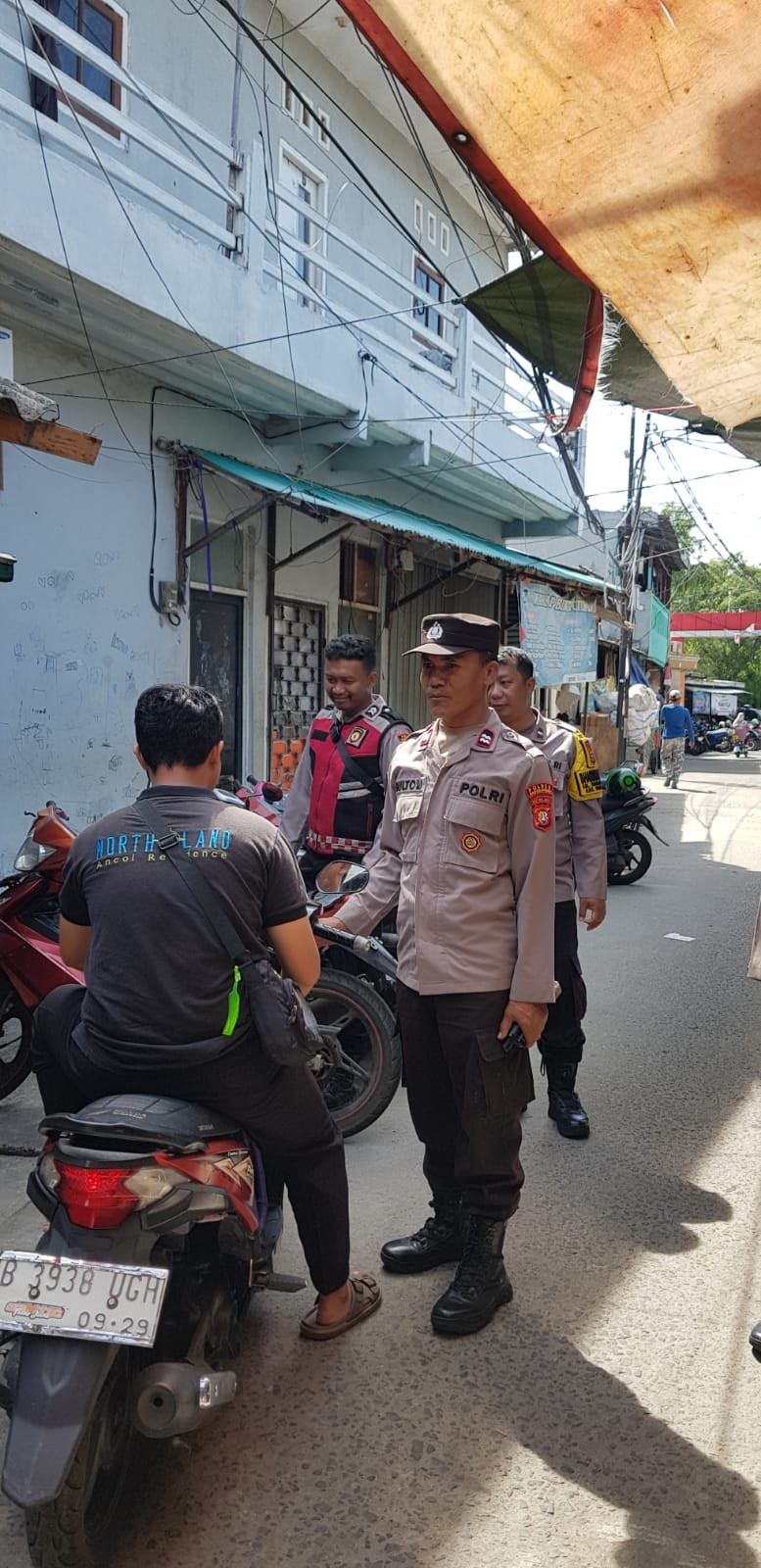 Patroli Jalan Kaki Polsek Pademangan Dukung Program “Jaga Lingkungan” di Jl. Budi Mulia