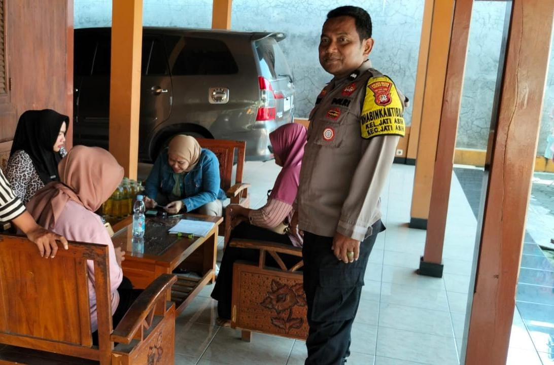 Polsek Jatiasih Gelar Program Tebus Murah Minyak Goreng untuk Warga