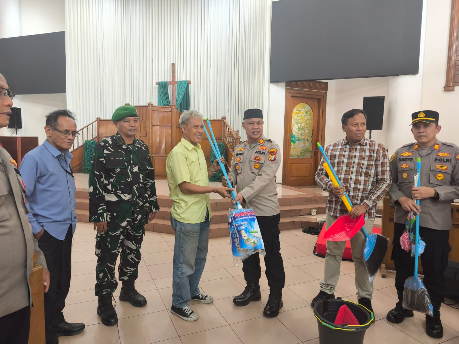 Bhakti Religi Polres Metro Bekasi Kota di Gereja Kristen Jawa Bekasi Barat Sambut HUT Bhayangkara ke-80