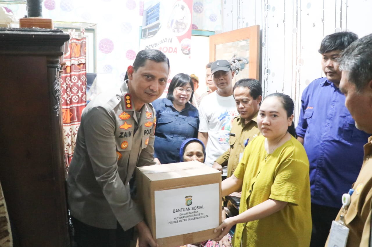 Menjelang Hari Bhayangkara ke-79 , Kapolres Metro Tangerang Kota Serahkan Bantuan Kursi Roda dan Paket Sembako ke Warga Kurang Mampu di Tangerang