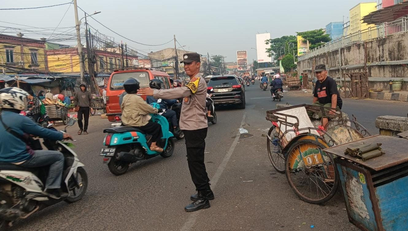 POLSEK PONDOK GEDE HADIR DI TITIK RAWAN MACET UNTUK KELANCARAN AKTIVITAS PAGI WARGA