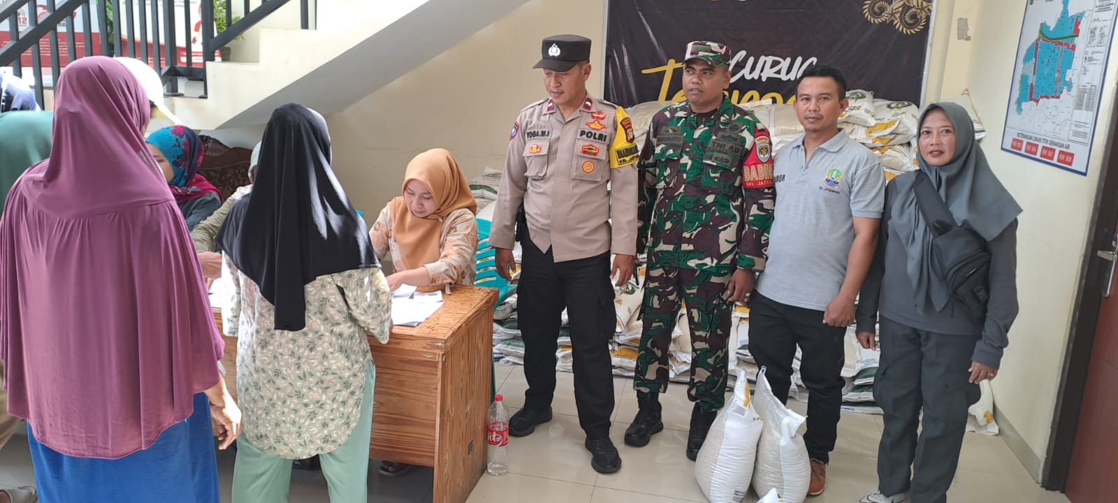 Bansos Pangan Disalurkan di Jaticempaka: 451 KPM Terima Beras dan Minyak Goreng Dua Bulan Sekaligus