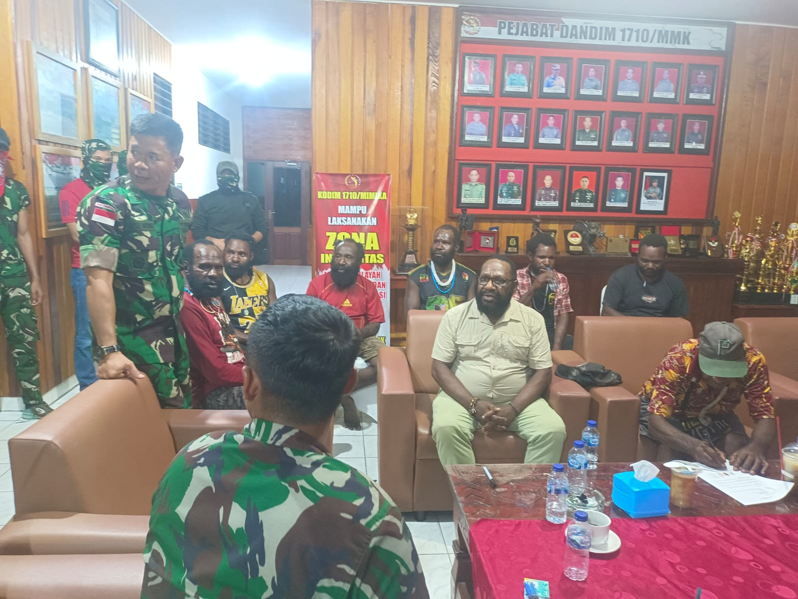 Enam Warga Diserahkan Kepada Perwakilan Keluarga, Kodim 1710/Mimika Tegaskan Proses Sesuai Prosedur Hukum