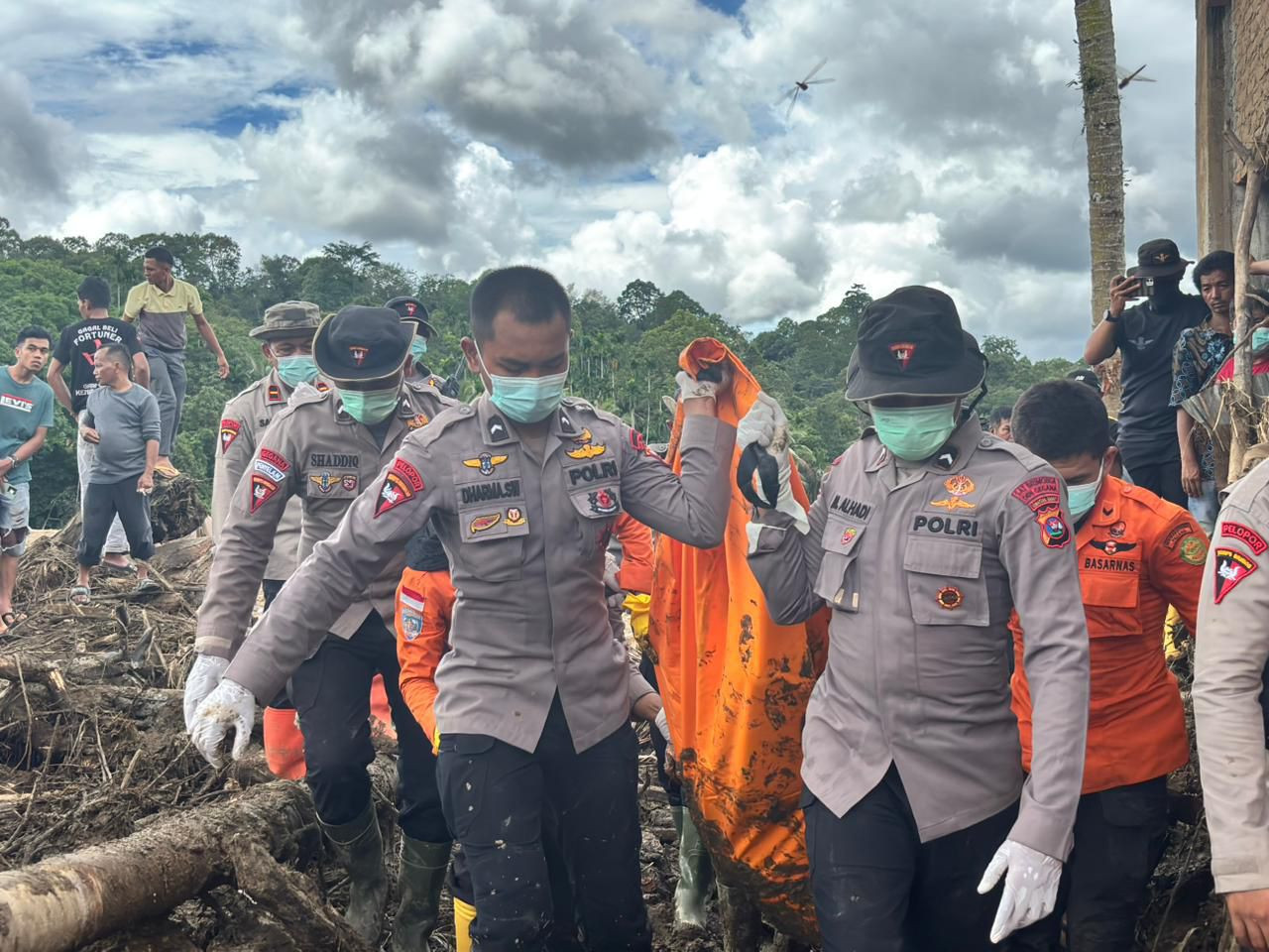 Tugas Kemanusiaan Berlanjut: Tim Brimob Polda Riau Evakuasi Jenazah Korban Bencana di Kecamatan Palembayan