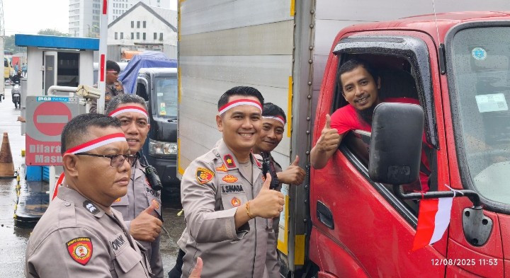 Sambut HUT RI ke-80, Polsek Pademangan Bersama 3 Pilar Bagikan 400 Bendera Merah Putih kepada Pengguna Jalan