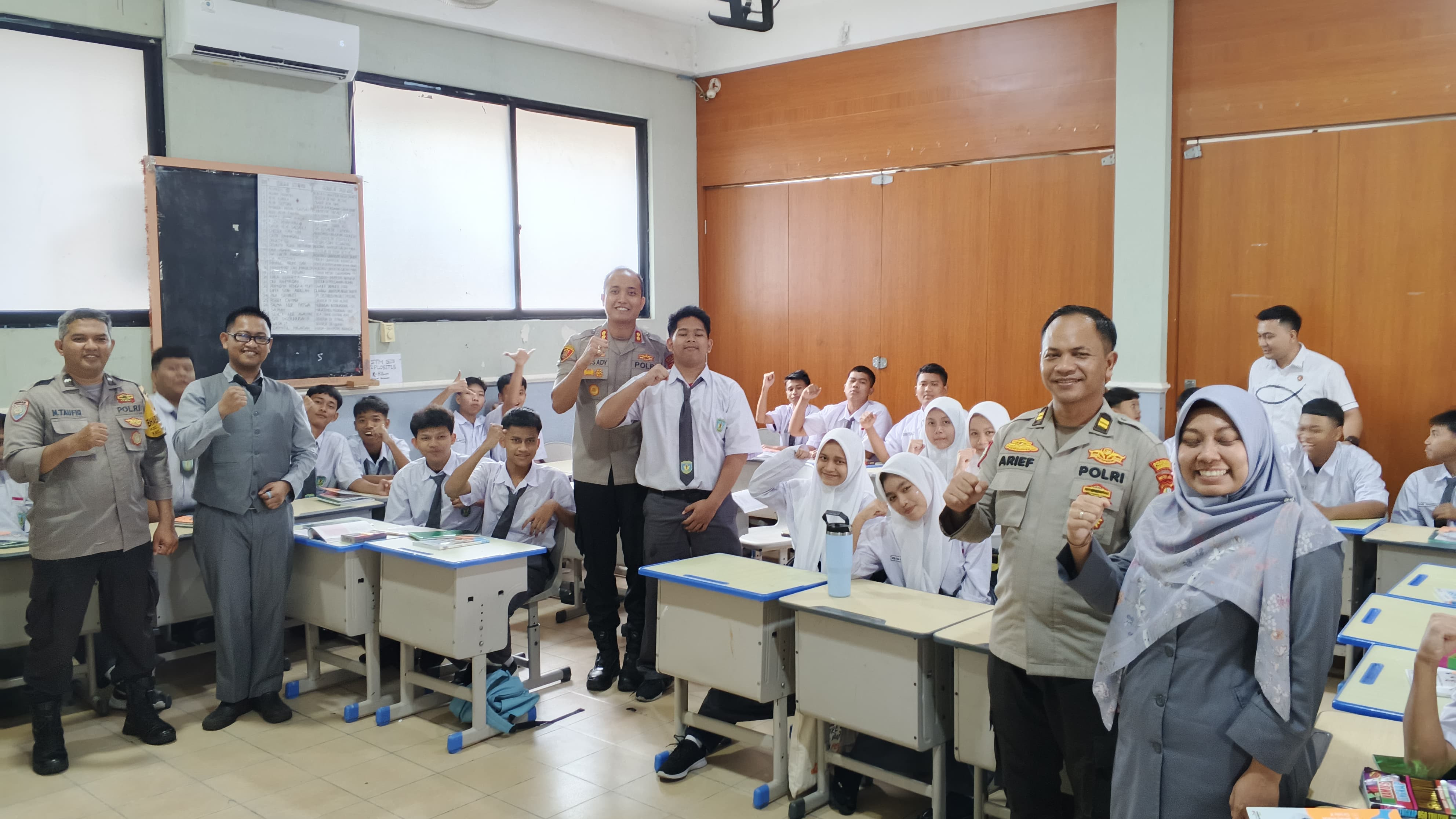 Polsek Metro Penjaringan Edukasi Siswa SMK Wijaya Kusuma Lewat Program "Polisi Go to School"