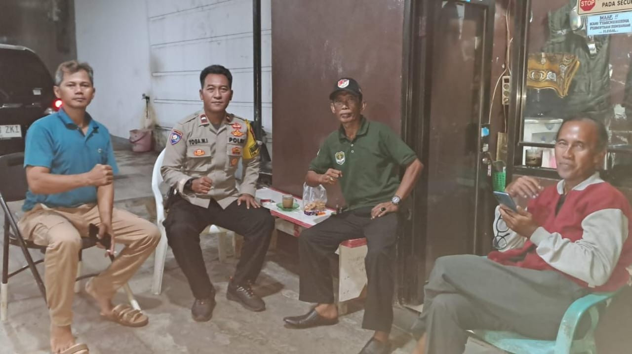 Monitoring Keamanan Lingkungan, Bhabinkamtibmas Jaticempaka Patroli Malam di Jalan Anugrah