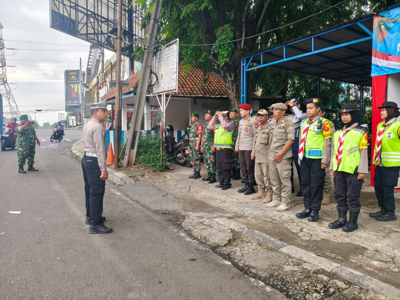 Polsek Rawa Lumbu Gelar Apel Pelayanan Ops Lilin Jaya 2025–2026 di Pos Pam Bekasi Timur