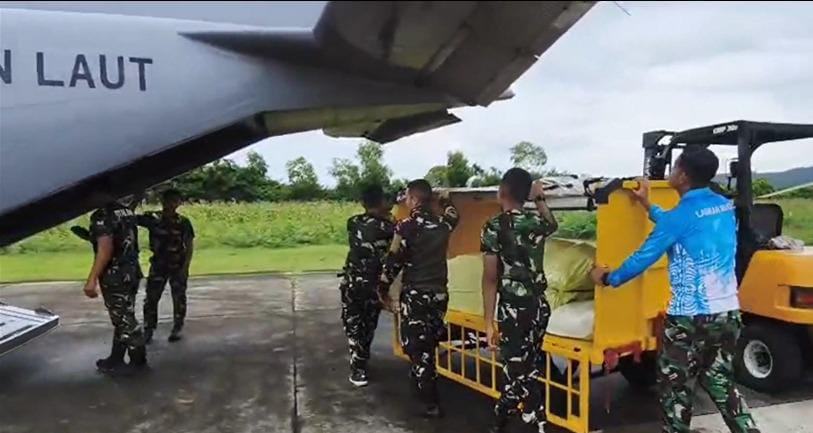 Bantu Percepat Distribusi Logistik, TNI AL Salurkan Bantuan Bencana Alam Melalui Udara Ke Takengon Aceh
