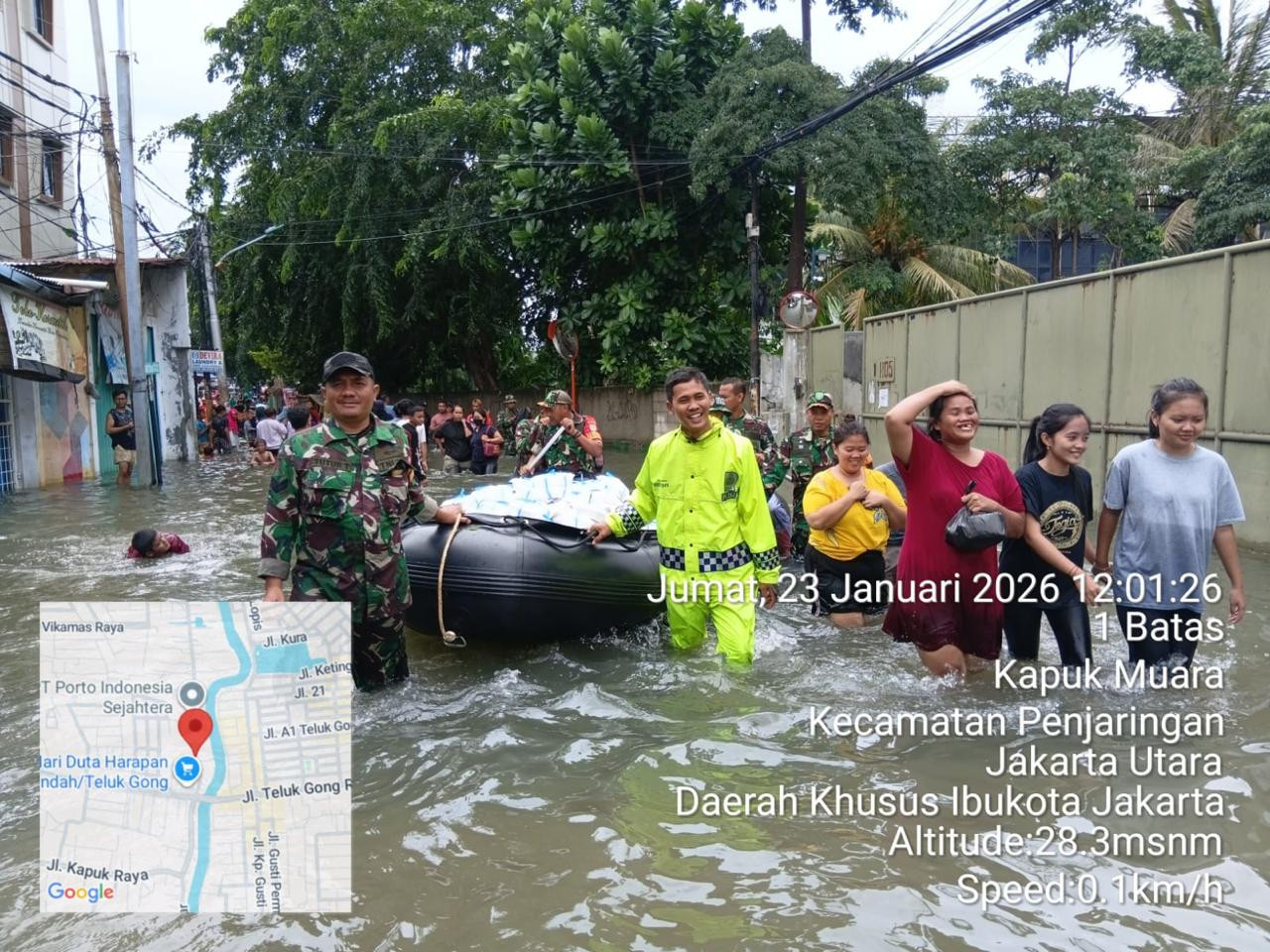 TNI–Polri Salurkan 600 Paket Makanan untuk Warga Terdampak Banjir di Kapuk Muara