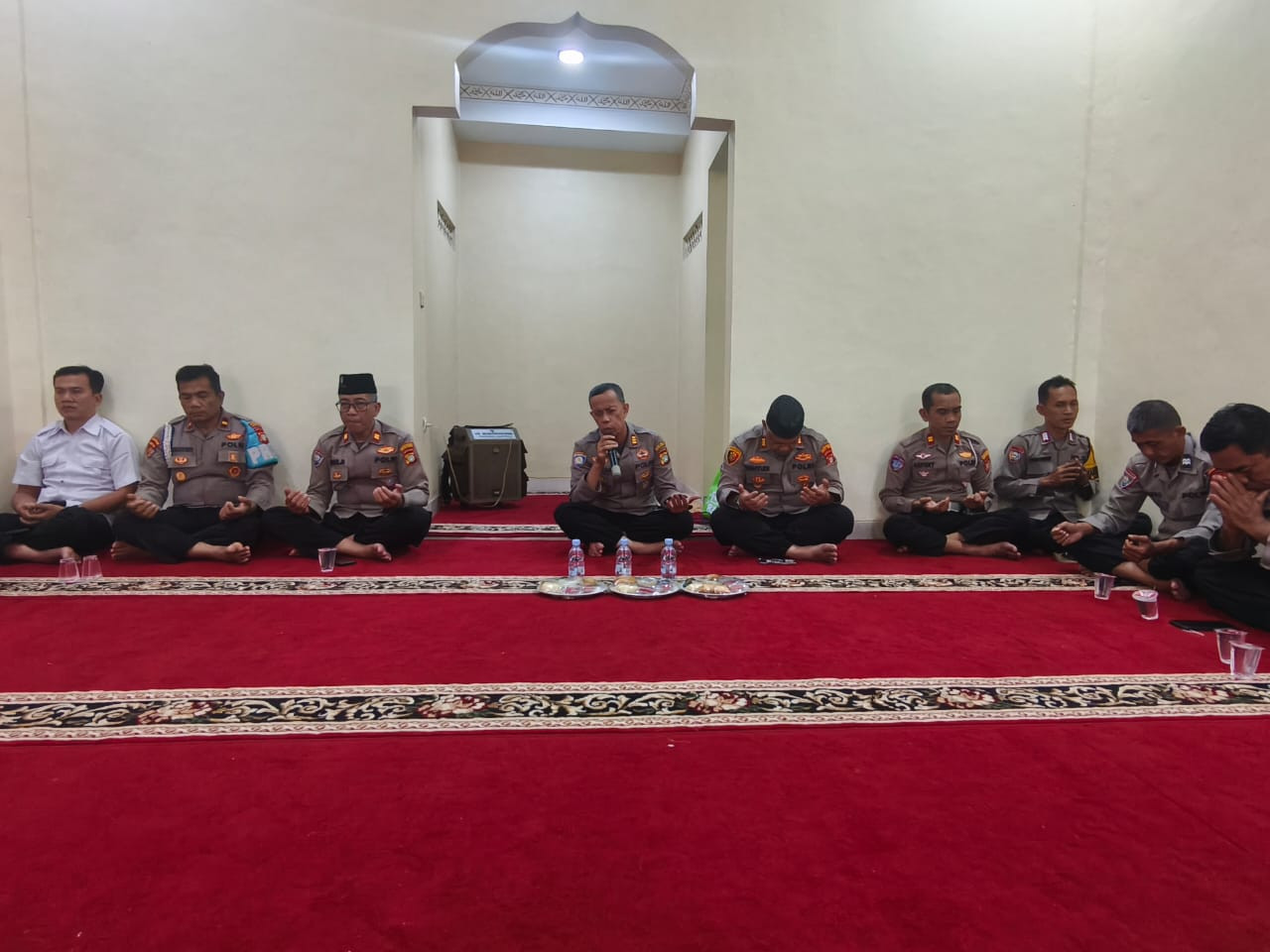 Gelar Doa Bersama, Polsek Bekasi Barat Laksanakan Pembinaan Rohani untuk Tingkatkan Disiplin Anggota