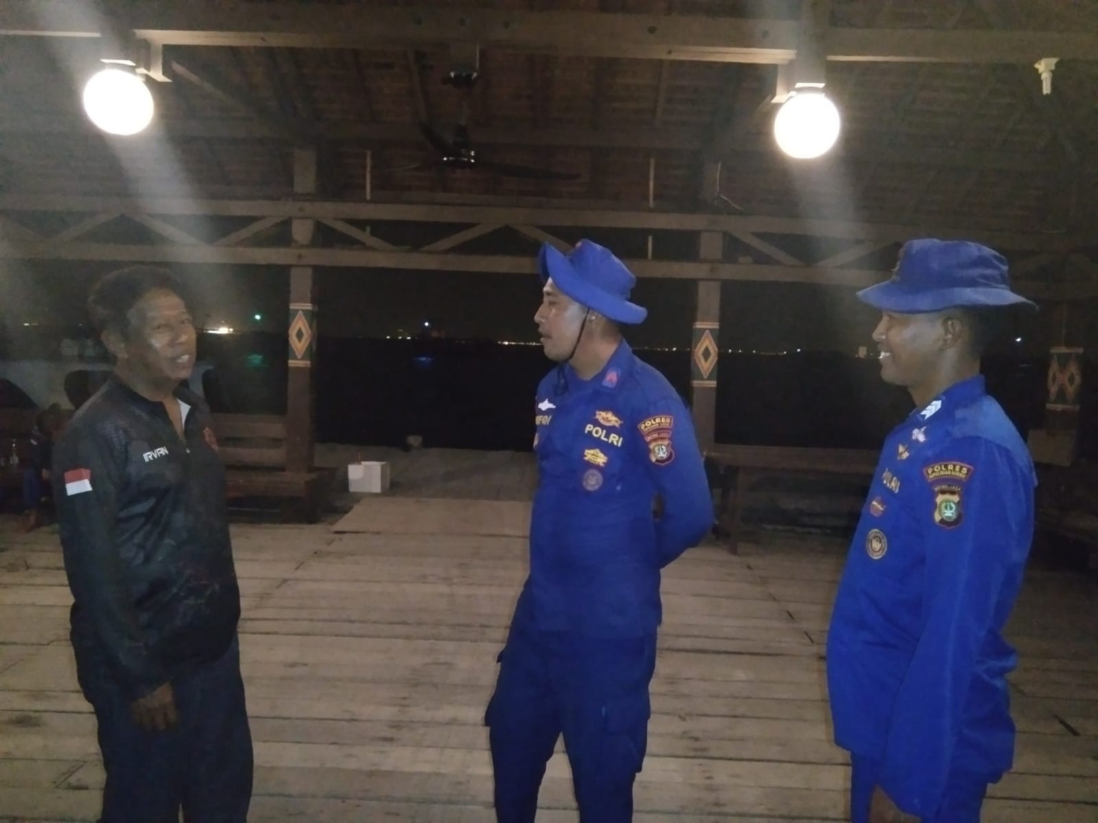 Jakarta On The Spot, Patroli Laut Malam Satpolairud Polres Kepulauan Seribu Sambangi Nelayan dan Sosialisasikan Layanan Polisi 110