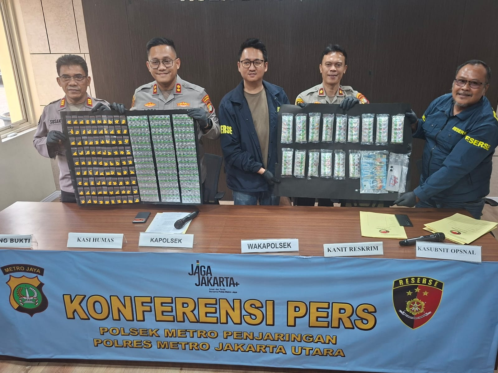 Polsek Metro Penjaringan Bongkar Toko Kosmetik Berkedok Penjualan Obat Keras