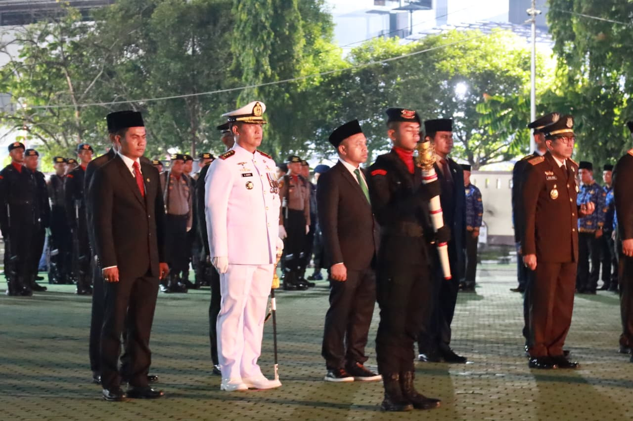 Komandan Pangkalan TNI AL Dumai Bersama Forkopimda Provinsi Riau Ikuti Apel Kehormatan dan Renungan Suci di Taman Makam Pahlawan Kusuma Dharma Pekanbaru