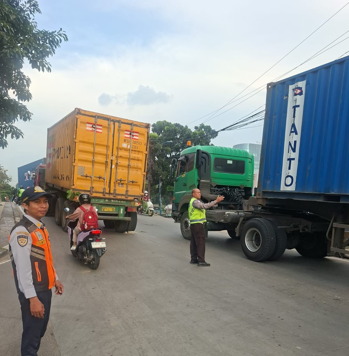 Polisi Sigap Urai Kemacetan Akibat Truk Kontainer Mogok di Jembatan Pluit Raya