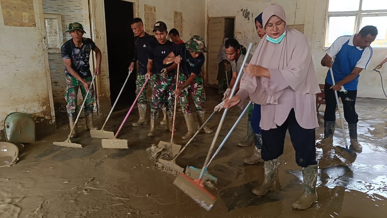 Prajurit TNI, Guru, dan Siswa Gotong Royong Bersihkan SMKN 1 Kuala Simpang
