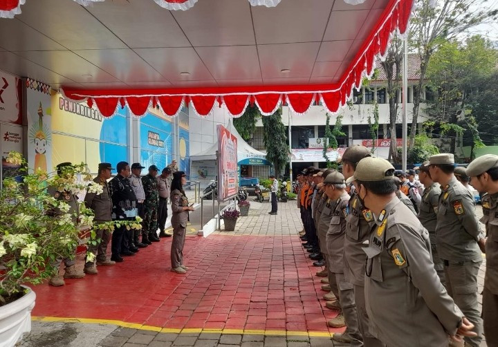Puluhan Personel Gabungan Tertibkan Trotoar di Penjaringan