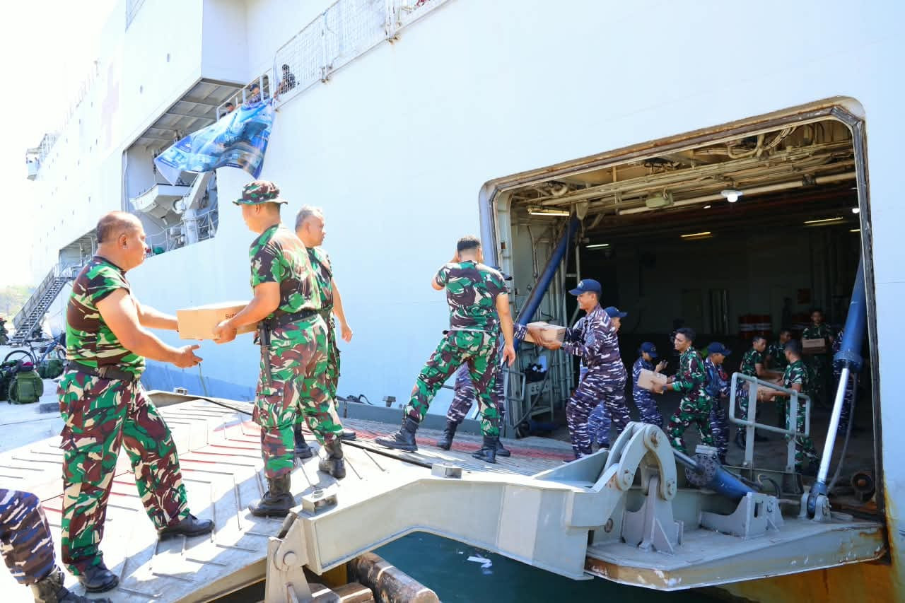 Hari Kesembilan Penanganan Gempa NTT, TNI Kerahkan 8.012 Personel dan Salurkan 803,824 Ton Bantuan