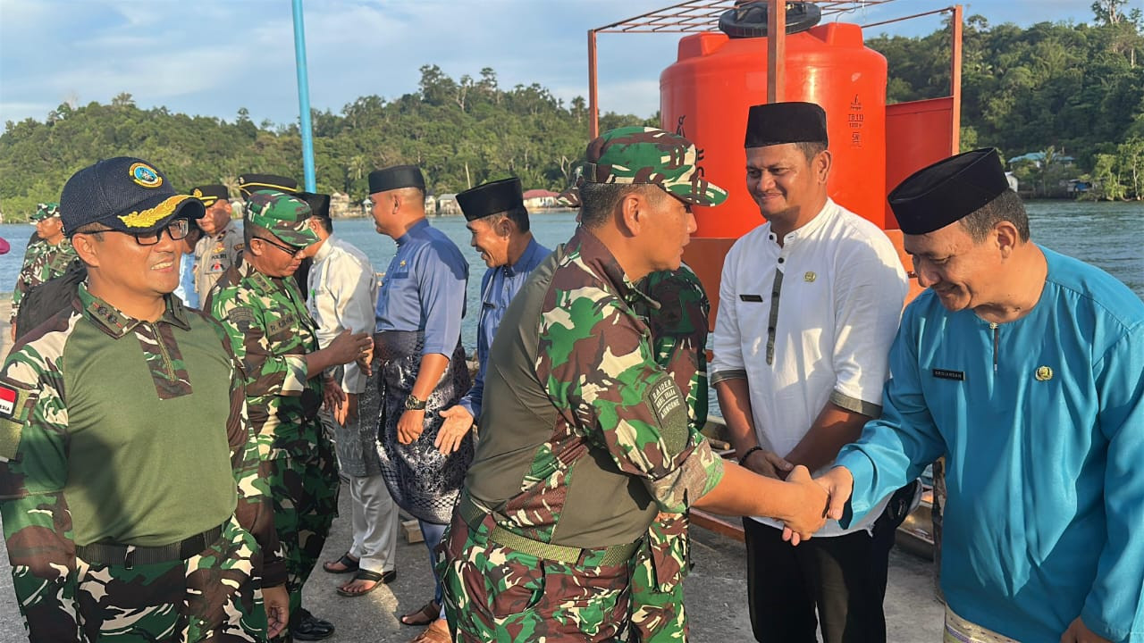 Danlanal Dabo Singkep Dampingi Pangkogabwilhan I Selama Peninjauan di Kabupaten Lingga