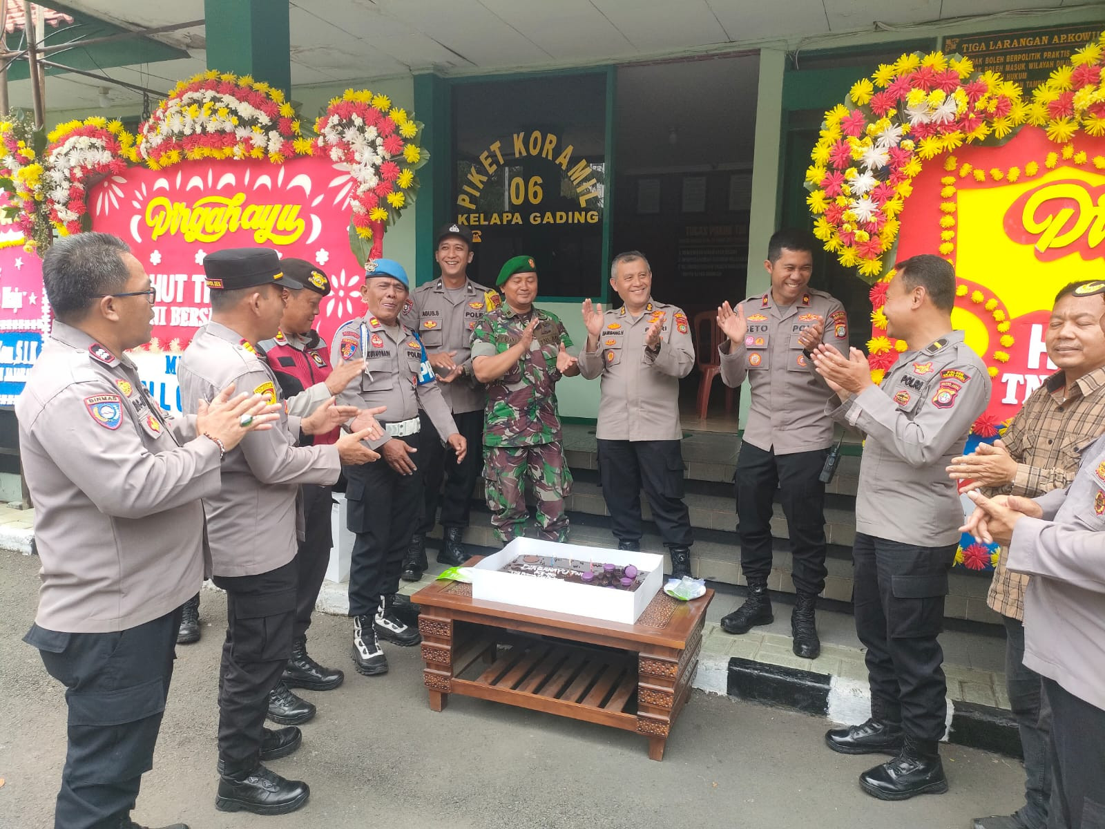 Sinergi Tanpa Batas, Polres Metro Jakarta Utara dan Polsek Kelapa Gading Rayakan HUT TNI ke-80 dengan Surprise Party di Koramil 06 Kelapa Gading
