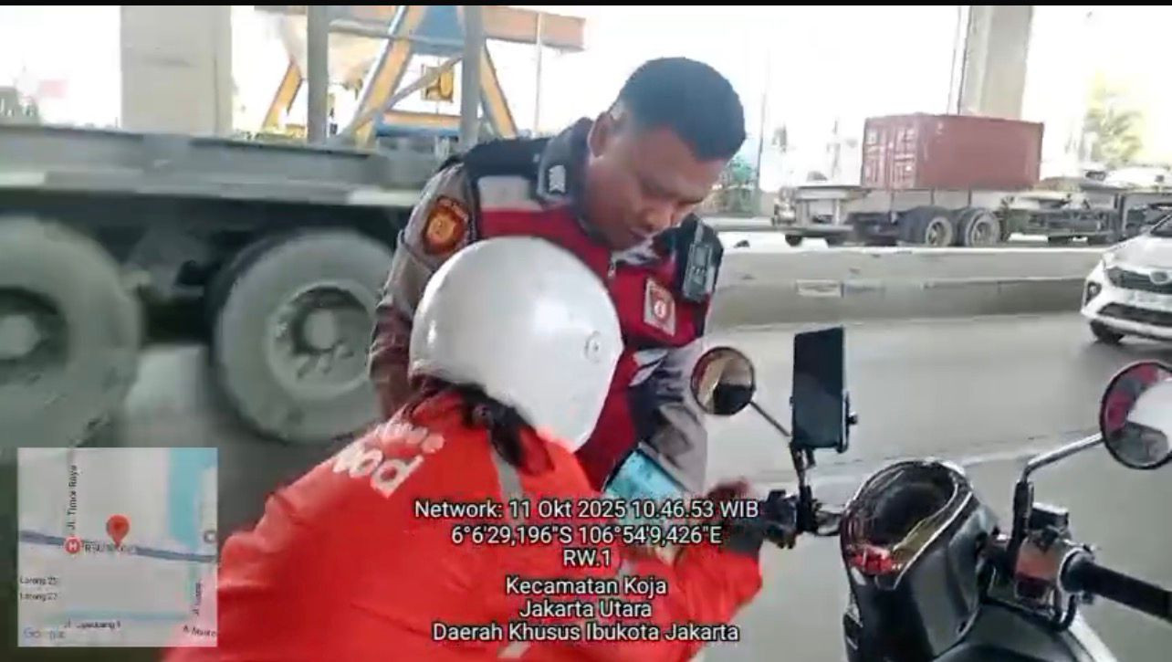 Polisi di Koja Bantu Driver Online yang Barangnya Terjatuh di Jalan Ramai Kontainer
