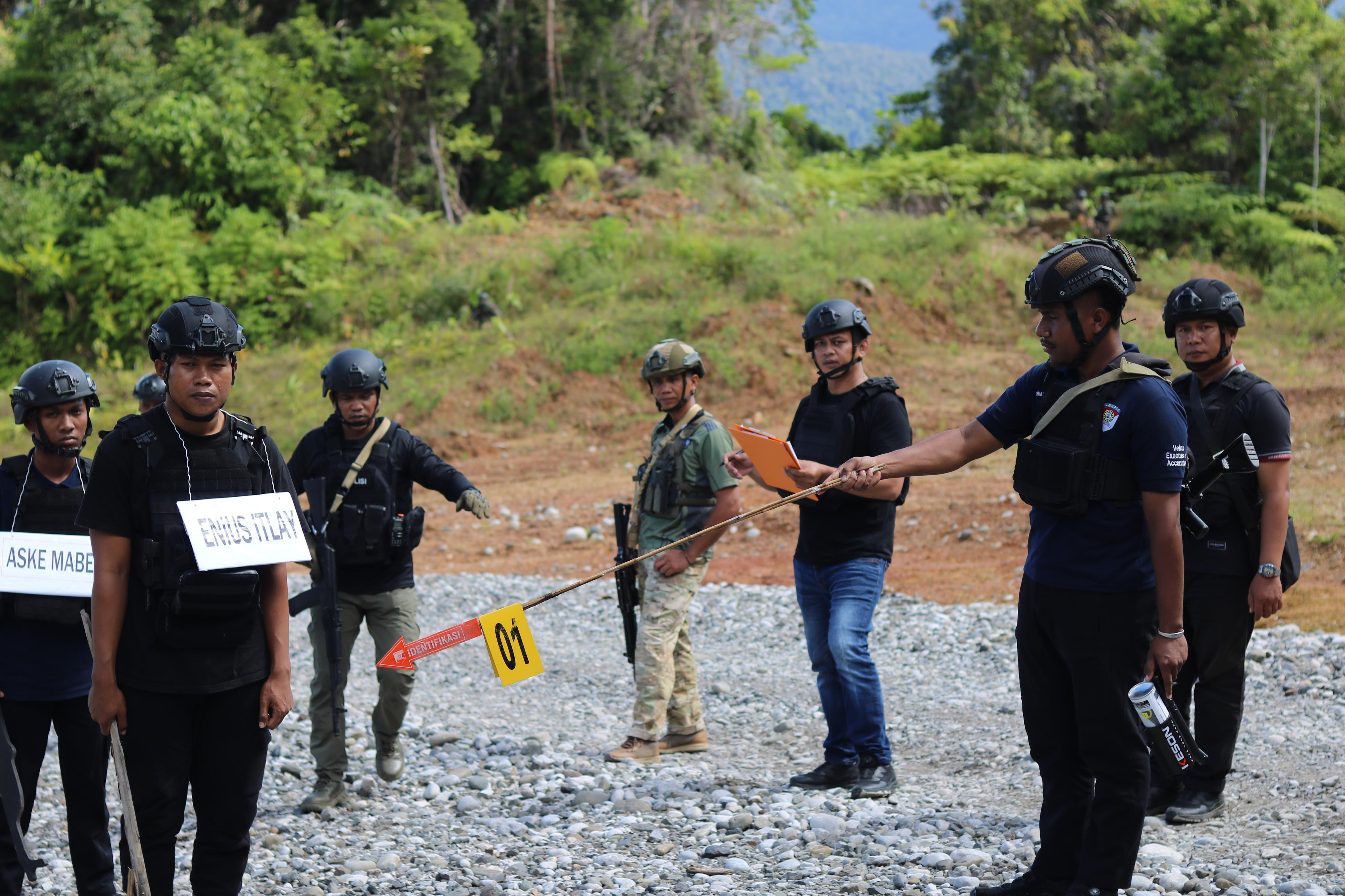 Satgas Ops Damai Cartenz Secara Profesional Gelar Rekonstruksi Keterlibatan Nikson Matuan Saat Penembakan Anggota Brimob