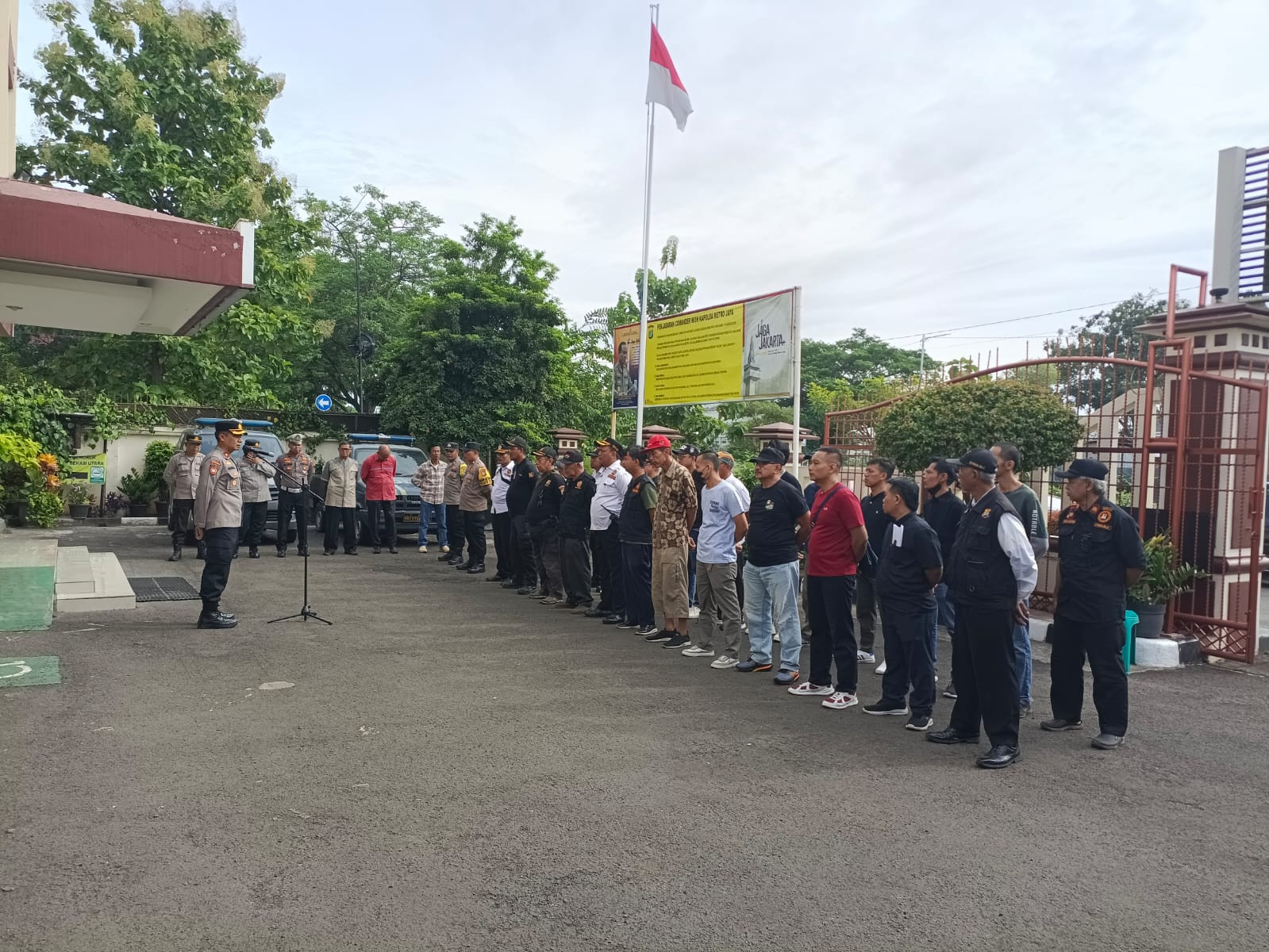 Bakti Sosial Potong Rambut Gratis di Polsek Bekasi Utara