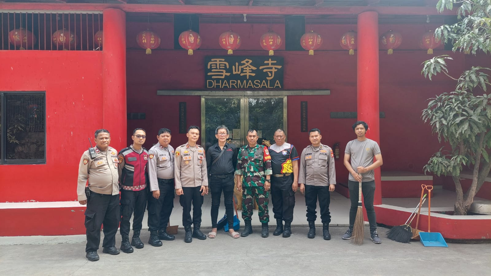 Polri, TNI, dan Warga Kompak Rawat Lingkungan Wihara Satrya Dharma di Penjaringan