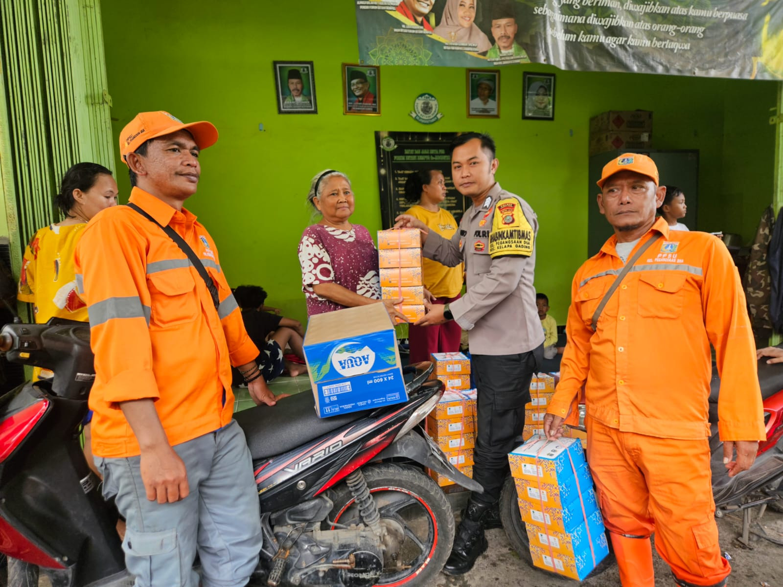 Polsek Kelapa Gading Bersama PPSU Bagikan Makanan untuk Pengungsi Banjir di Kampung Rawa Indah