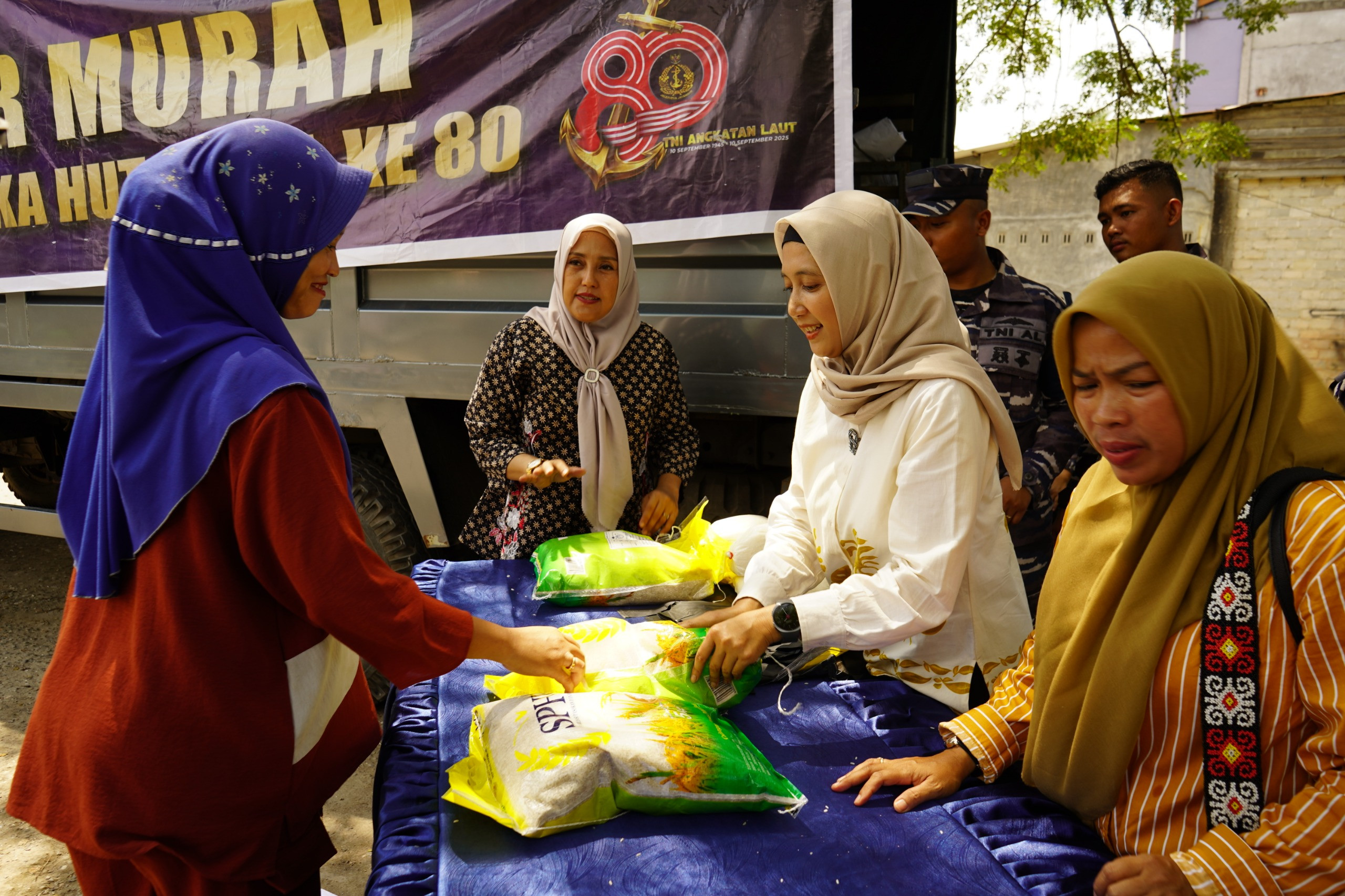 Hadiah HUT Ke-80 TNI AL Untuk Masyarakat Desa Mangku Jaya, Lanal Dumai Gelar Bazar Sembako Murah