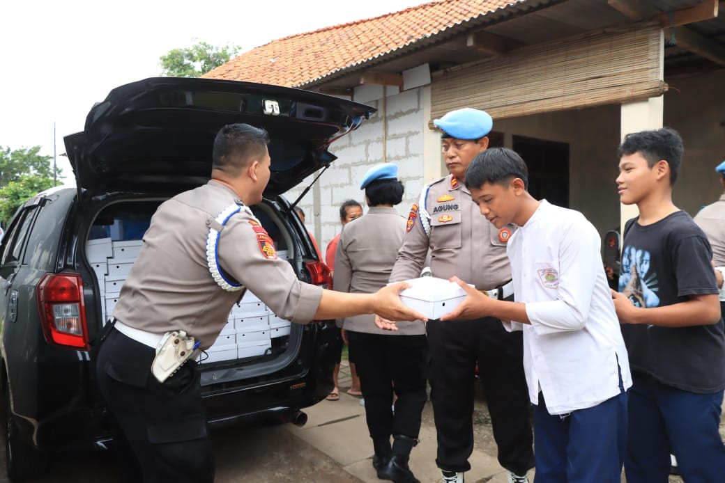 Divisi Propam Polri Tebar Kebaikan dan Keberkahan, Bagikan 350 Nasi Kotak di Masjid Al-Falah Bekasi