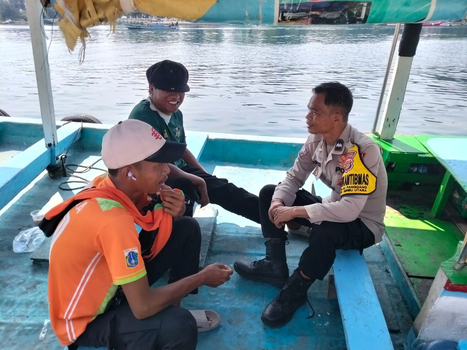 Bhabinkamtibmas Pulau Panggang Sambangi Warga, Sosialisasikan Layanan Polri 110 dan Tangkal Paham Radikal