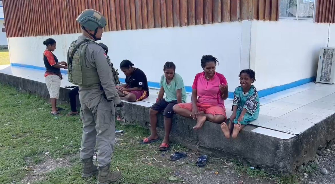 Satgas Ops Damai Cartenz Gelar Patroli Humanis di Yahukimo