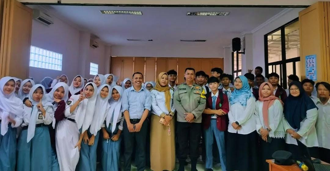 Bhabinkamtibmas Kayuringin Jaya Berikan Penyuluhan Kenakalan Remaja di MA Nurul Huda Bekasi