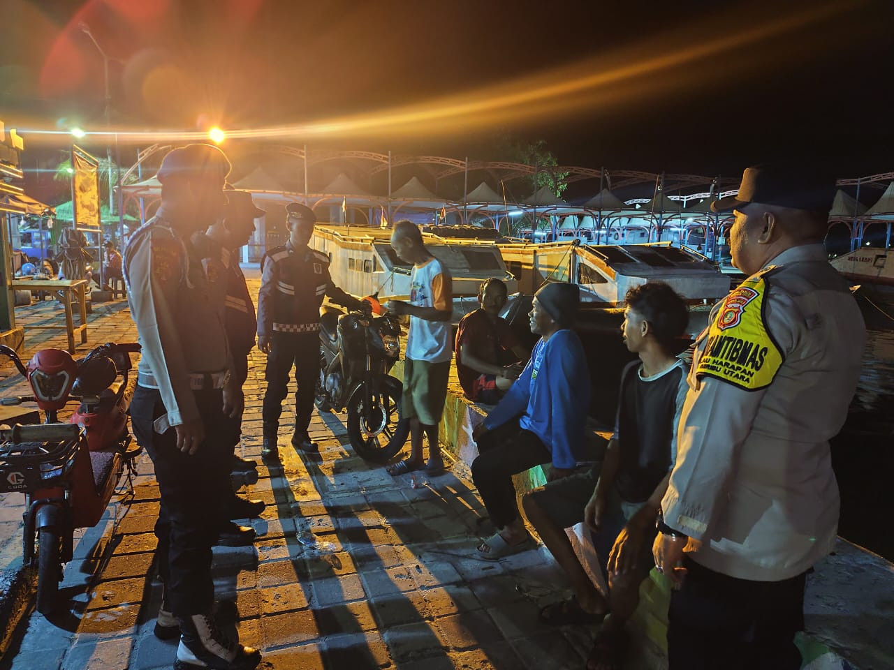 Polisi Humanis Patroli Malam di Kepulauan Seribu Utara, Ajak Warga Hindari Judi Online