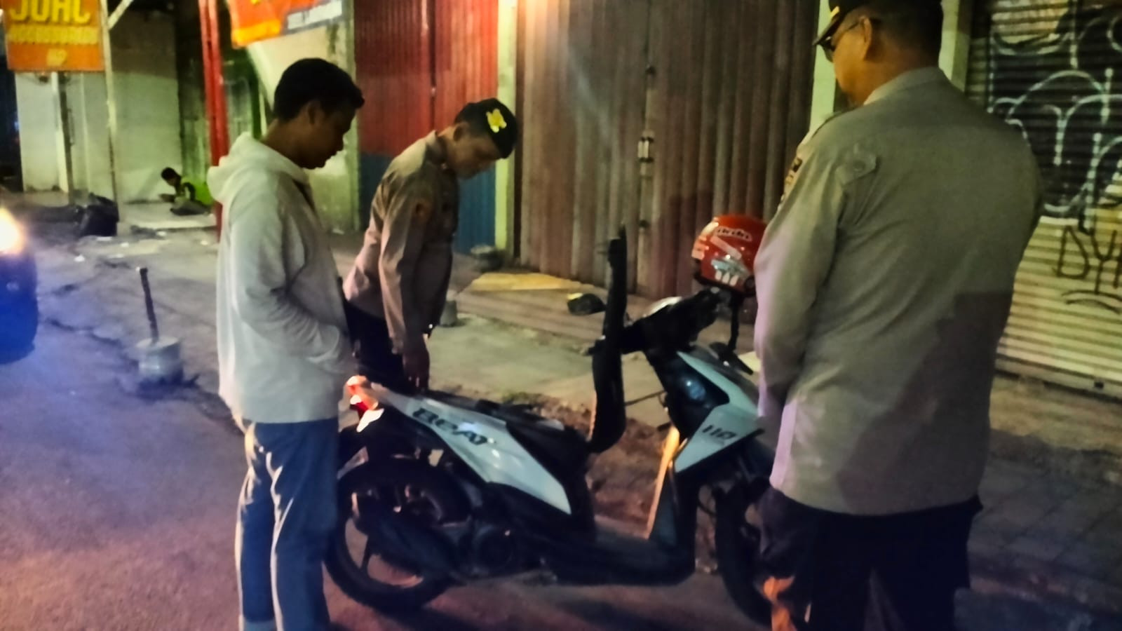 Jaga Kamtibmas Dimalam Hari, Polsek Pondok Gede Lakukan Patroli Cegah Gangguan