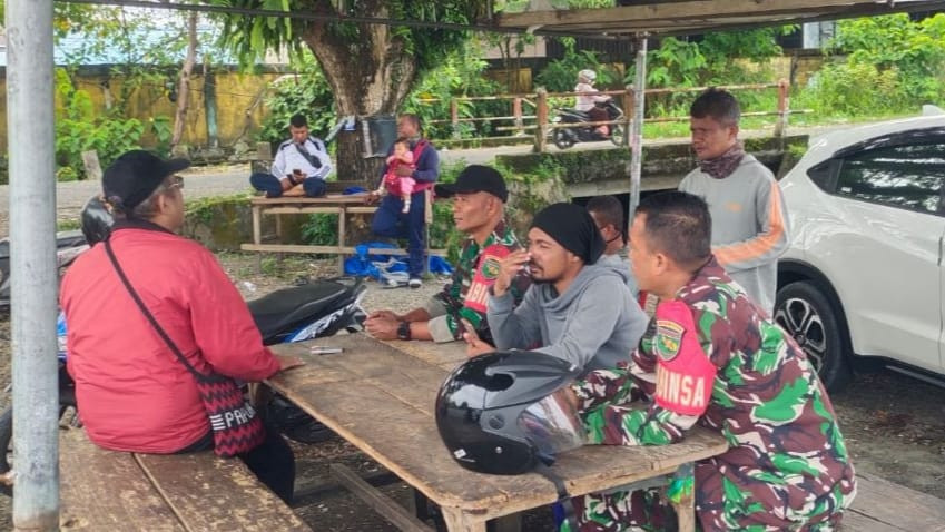 Babinsa Koramil Timika Komsos Dengan Tukang Ojek dan Pantau Wilayah Binaan