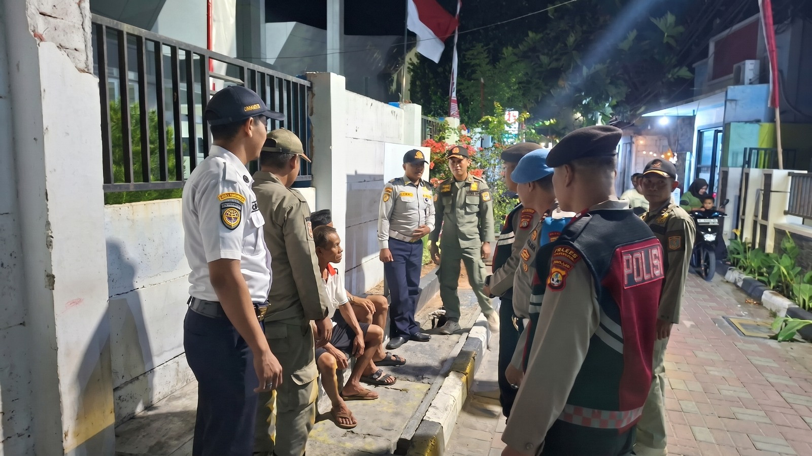 Polsek Kepulauan Seribu Selatan Patroli Malam Sosialisasikan Layanan Polisi 110, Ajak Warga Bijak Saring Informasi dan Hindari Hoaks