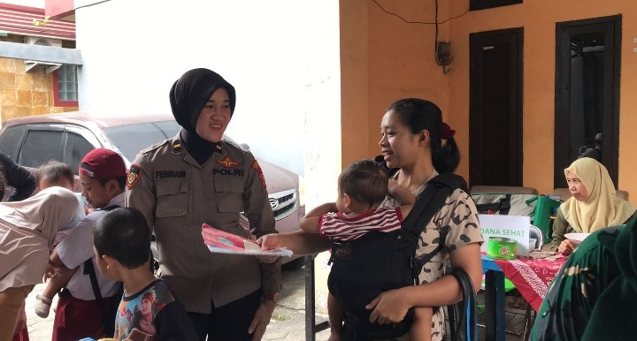 Polwan Polres Metro Jakarta Utara Gelar Program "Jaga Jakarta - Jaga Warga": Dampingi Posyandu Anak di Semper Timur
