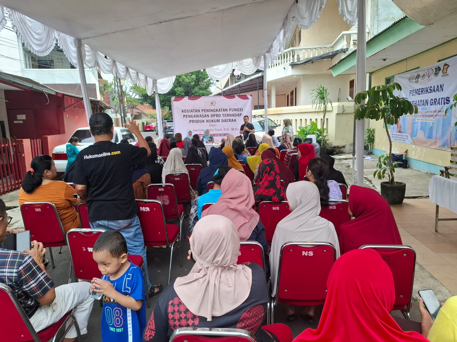 Bhabinkamtibmas Kelurahan Kemanggisan Monitoring Kegiatan DPRD DKI Jakarta dan Pengobatan Gratis untuk Warga
