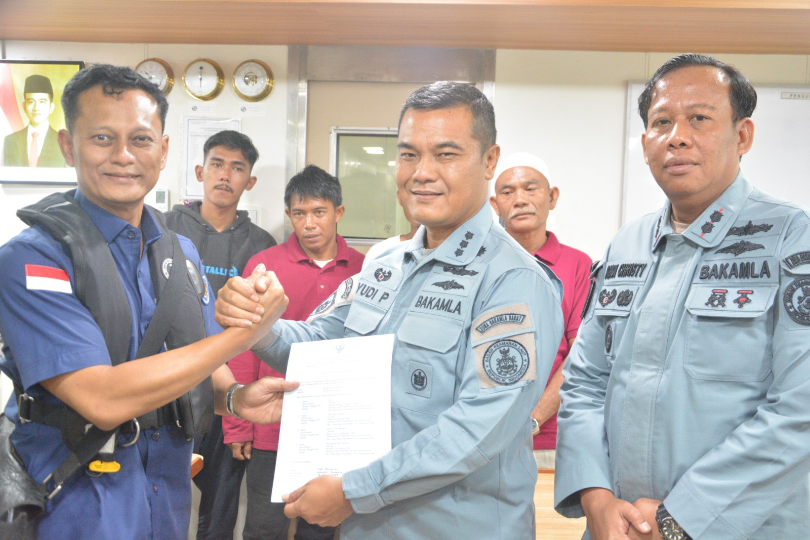 Bakamla RI Jemput Empat Nelayan Indonesia di Perbatasan Laut Indonesia–Malaysia