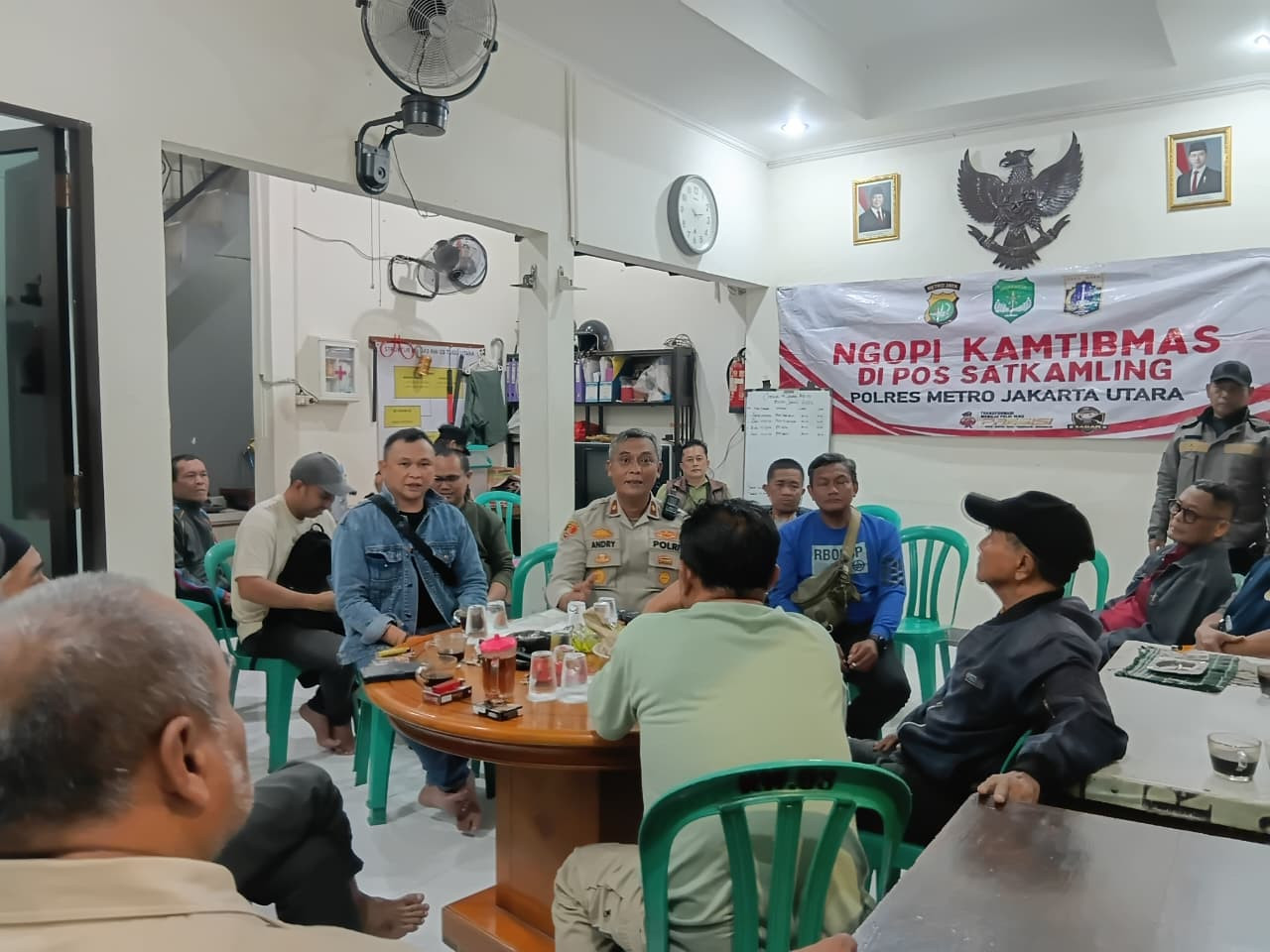 Kapolsek Koja Gelar Ngopi Kamtibmas di Tugu Utara, Ajak Warga Jaga Keamanan Lingkungan