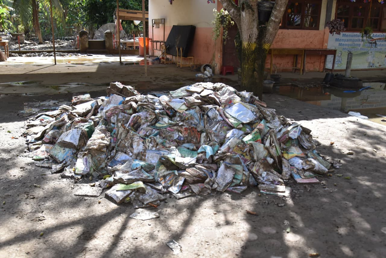 Pulihkan Sekolah Pascabanjir Bandang, Polres Bireuen Gotong Royong Bersihkan SD Negeri 11 Kutablang