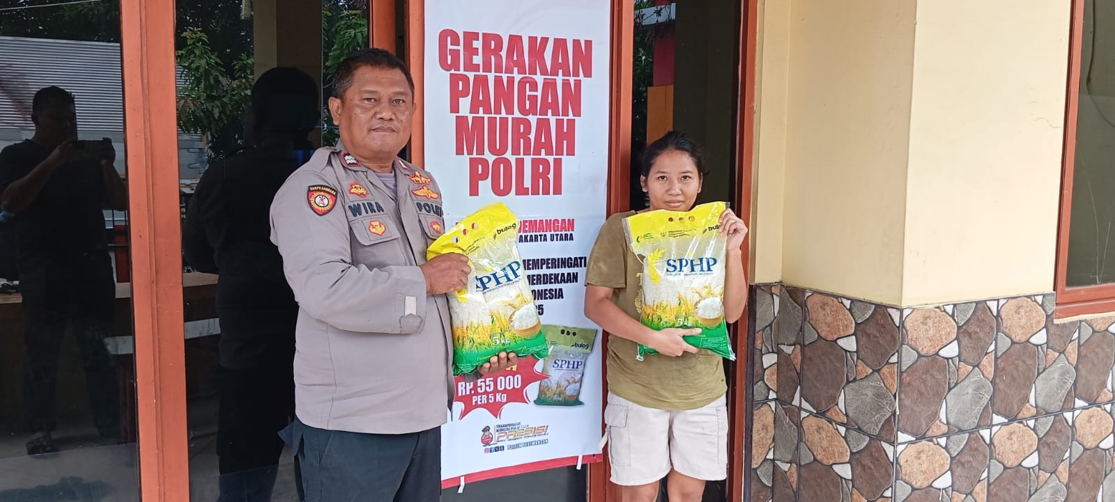Polsek Pademangan dan Bulog Gelar Gerakan Pangan Murah, Beras SPHP Ludes Terjual