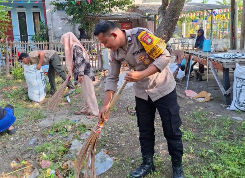 Bhabinkamtibmas Pulau Tidung Bersama Warga dan Mahasiswa UGM Kerja Bhakti Bersihkan Lingkungan RW 04