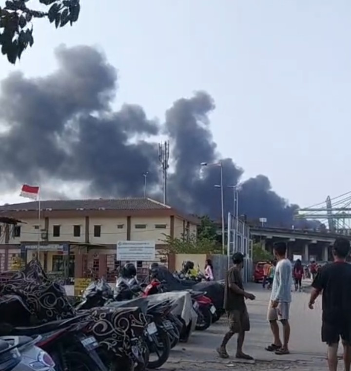 Detik-detik Penanganan Kebakaran Kontainer Dangerous Goods di NPCT1